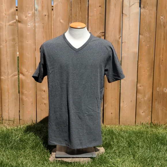 NWT - Basic v-neck t-shirt - Picture 2 of 4